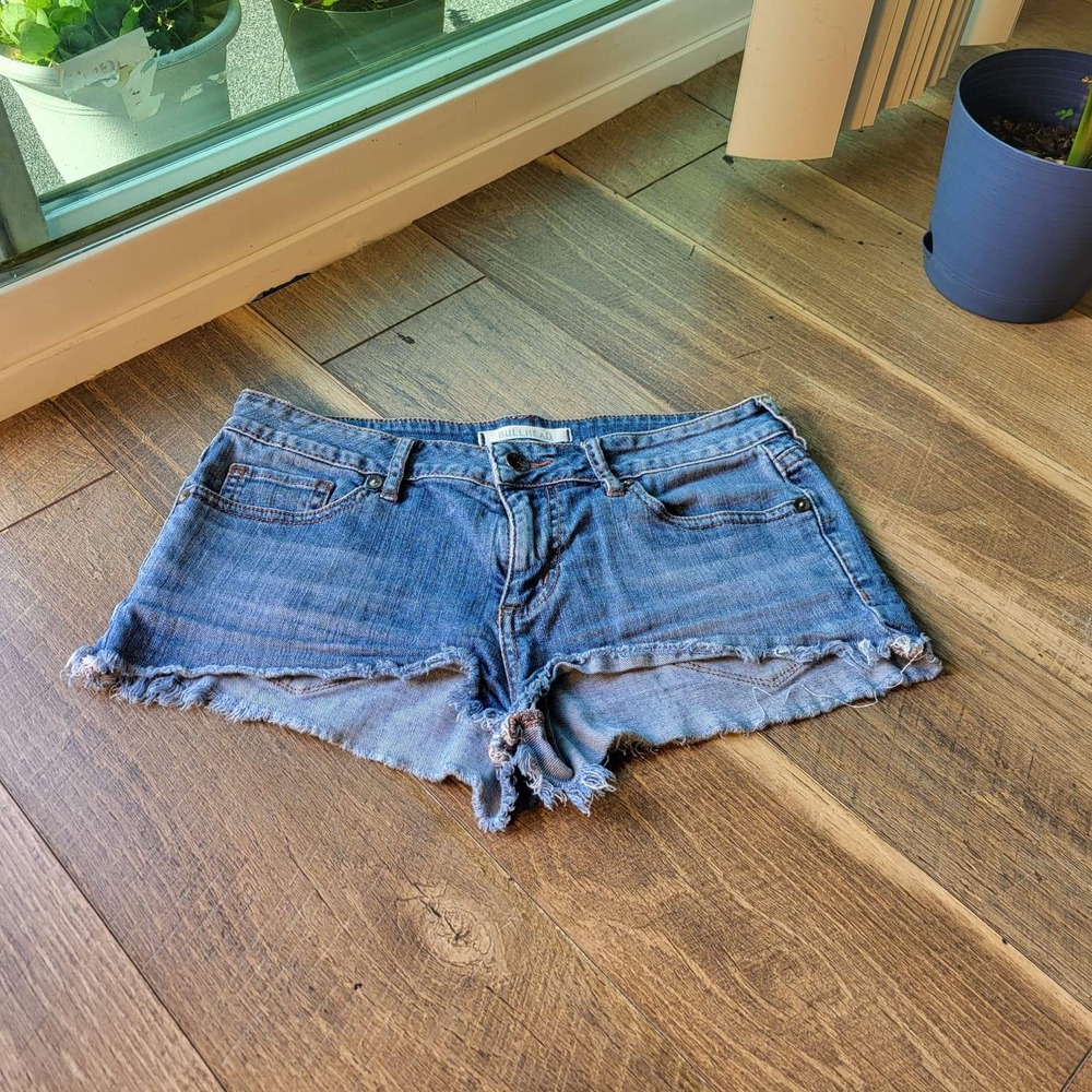 Bullhead Denim Cut Off Shorts Medium Wash Frayed Hem Low Rise Womens 29 Waist